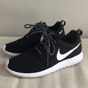 Women’s Nike Roshe One Black White Shoes Size 6.5